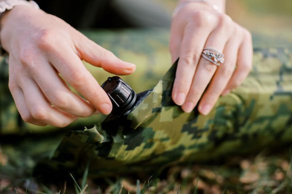 Килимок самонадувний Tramp з можливістю зістібання camo 185х65х5 UTRI-007
